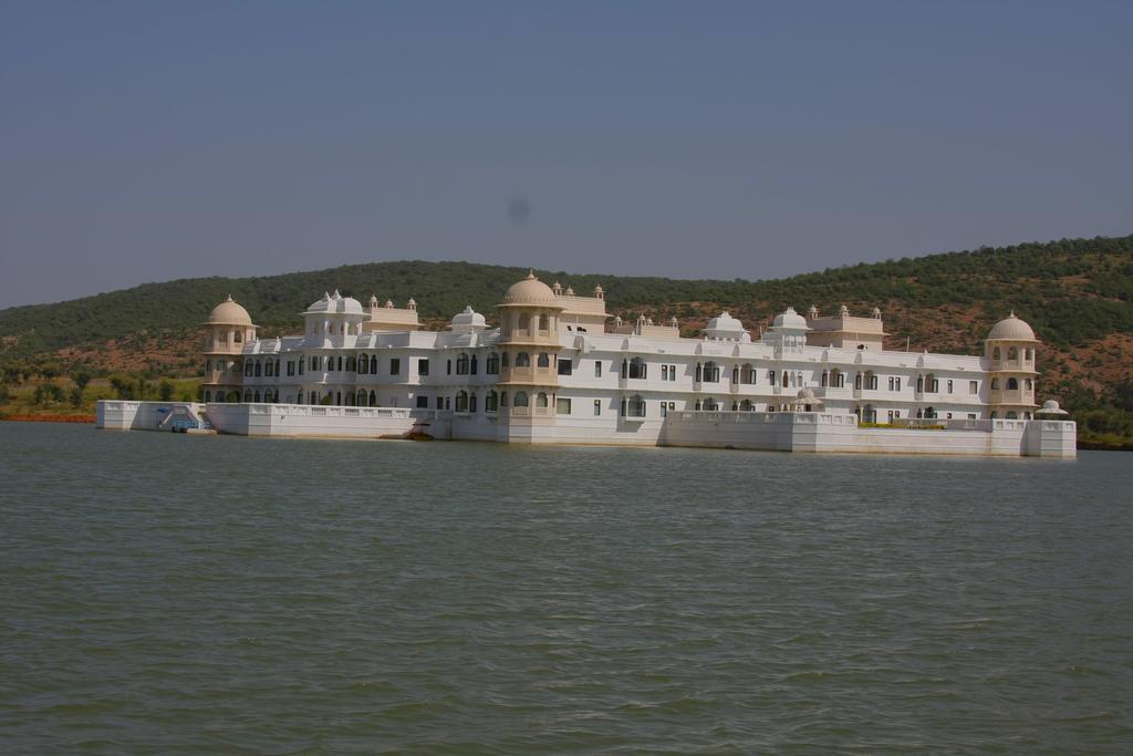 Juesta Lake Nahargarh Palace, Chittorgarh Pārsoli エクステリア 写真