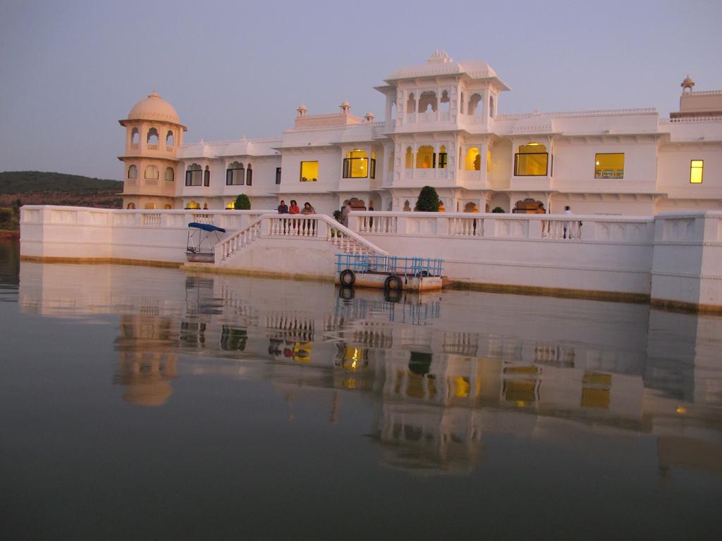 Juesta Lake Nahargarh Palace, Chittorgarh Pārsoli エクステリア 写真