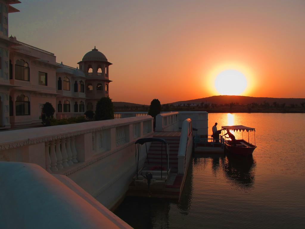 Juesta Lake Nahargarh Palace, Chittorgarh Pārsoli エクステリア 写真