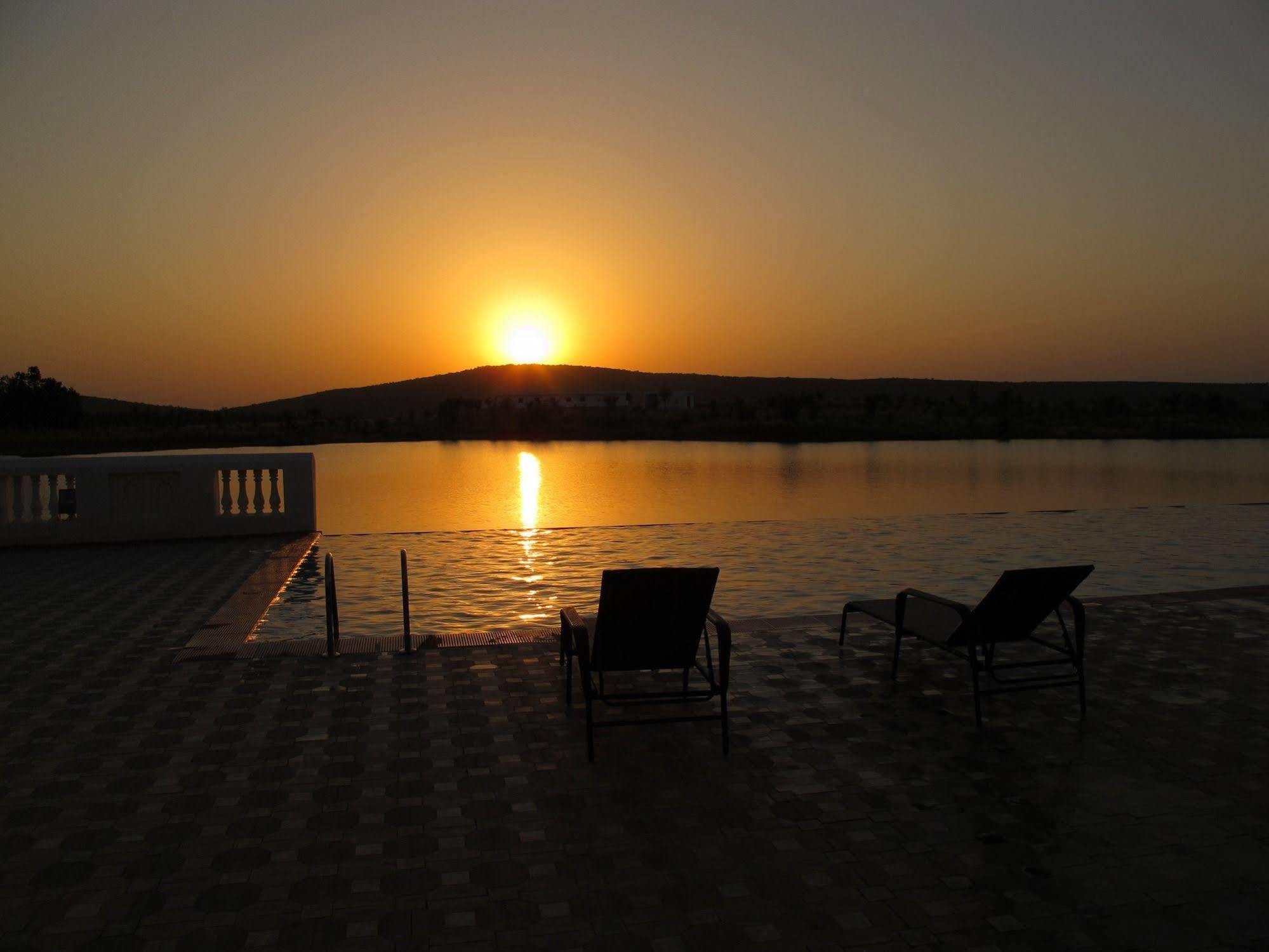 Juesta Lake Nahargarh Palace, Chittorgarh Pārsoli エクステリア 写真