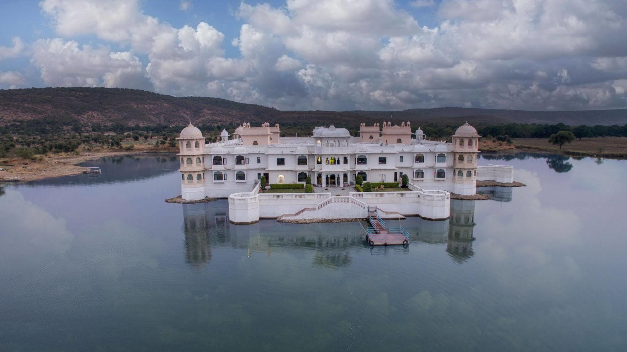 Juesta Lake Nahargarh Palace, Chittorgarh Pārsoli エクステリア 写真