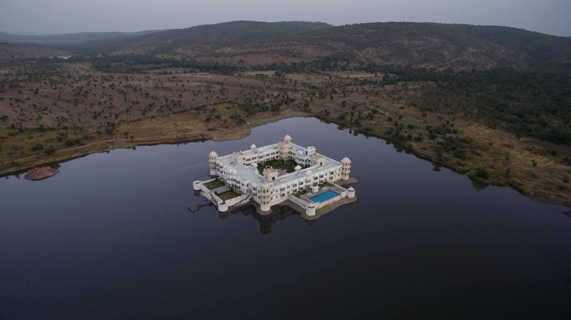 Juesta Lake Nahargarh Palace, Chittorgarh Pārsoli エクステリア 写真