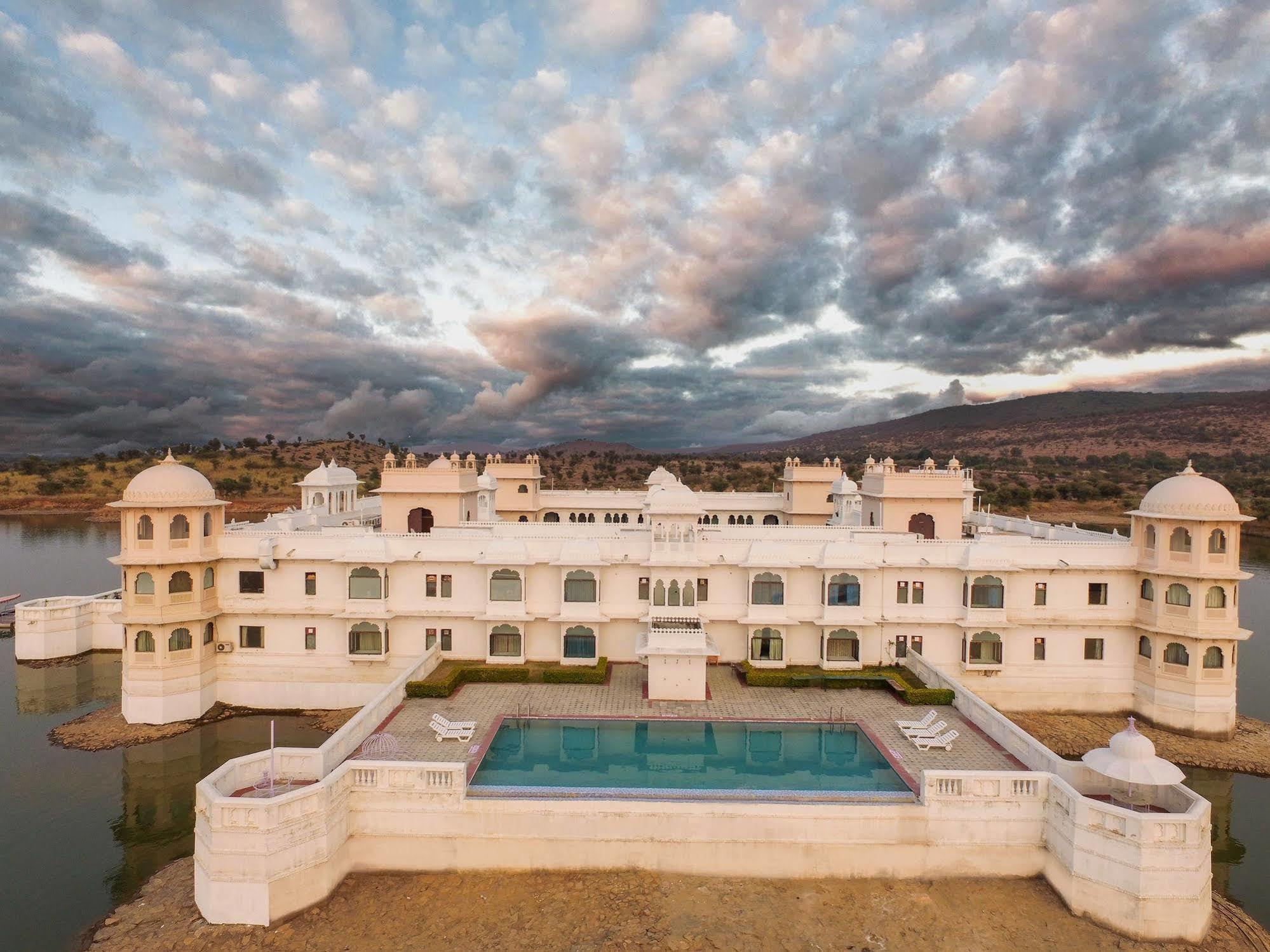Juesta Lake Nahargarh Palace, Chittorgarh Pārsoli エクステリア 写真
